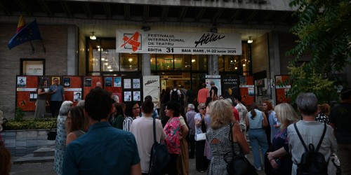Teatrul răspunde